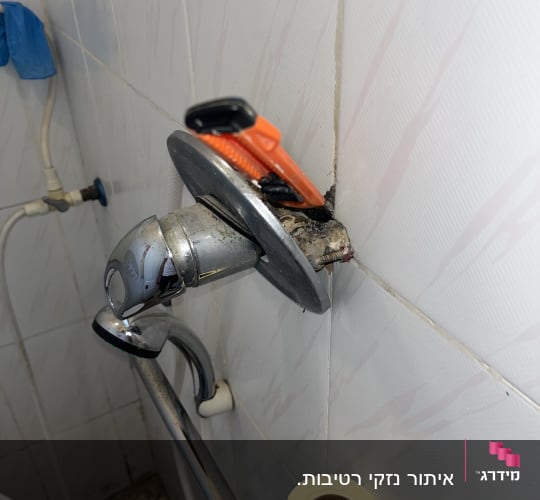 עבודת פירוק ותיקון ברז קיר בחדר שירותים